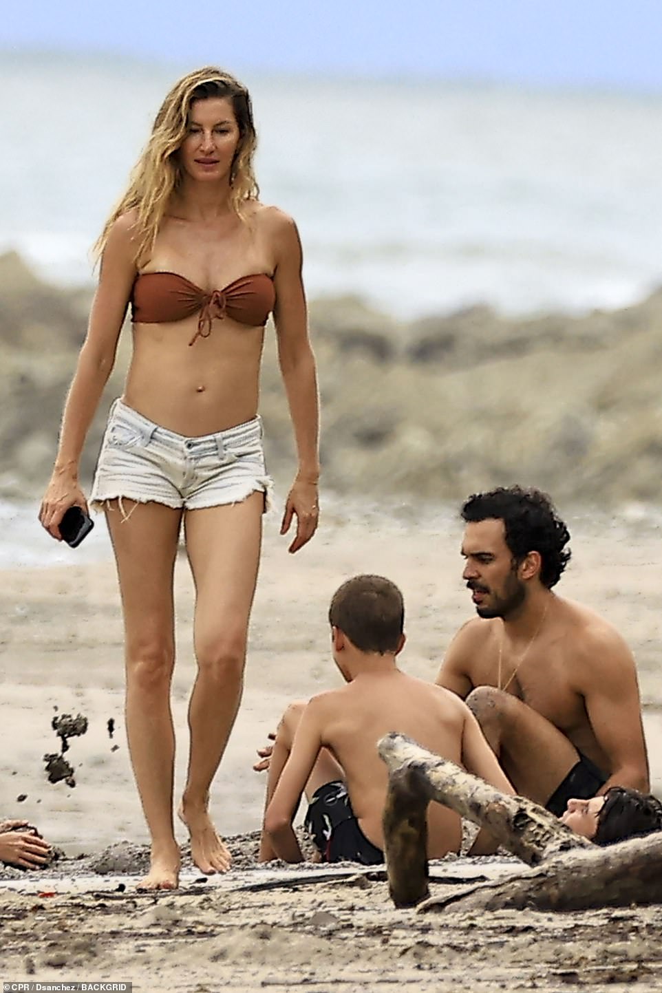 Gisele looked like a fashion star in her elegant beach ensemble.