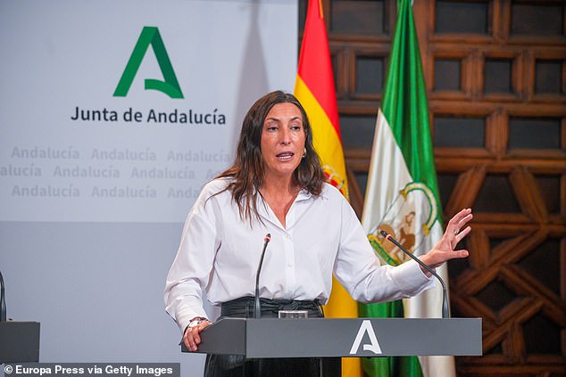 The Councillor for Social Integration, Youth, Family and Equality, Loles López, has assured that she is in contact with the Public Prosecutor's Office following its decision not to investigate eight schoolchildren who gang-raped their disabled classmate because they were under 14 years old.