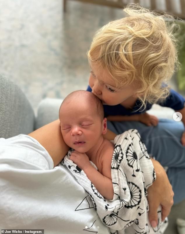 In another cute photo, Leni is seen kissing Dusty's head as the newborn slept wrapped in a dandelion-print blanket.