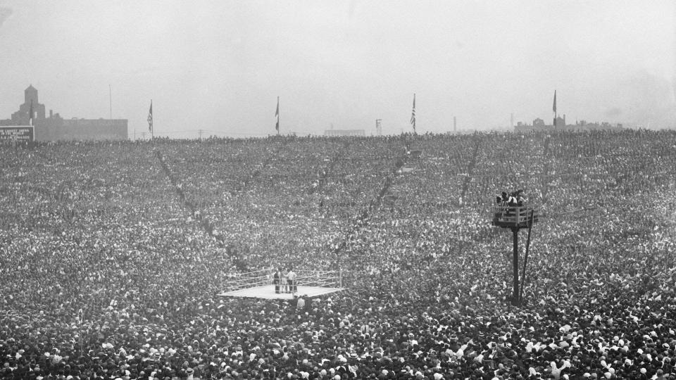 A sea of ​​fans surrounds the ring. (Bettmann Archives/Getty Images)