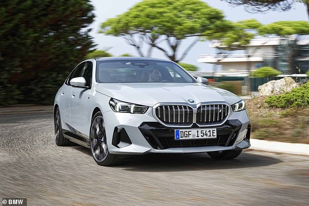 The BMW i5 eDrive40 is also heavier than the mild hybrid 520i: 405 kg heavier