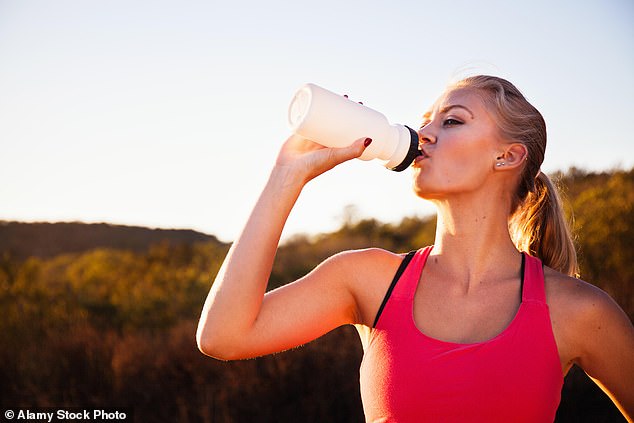 The Mayo Clinic recommends that men drink 15.5 cups of water a day (3.7 liters) and women 11.5 cups (2.7 liters).