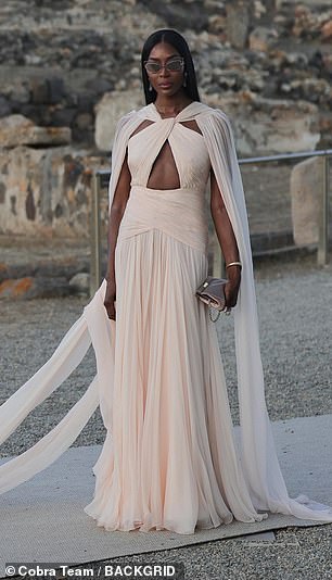 Supermodel Naomi looked incredible in a matching maxi dress that featured a sexy criss-cross section at the neckline and a keyhole detail at the front.