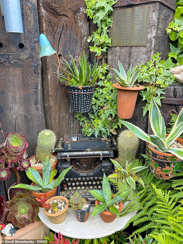 Geoff has decorated his garden with a typewriter to create an interesting piece of decoration. As well as being the owner of an award-winning garden, Geoff is also a writer.