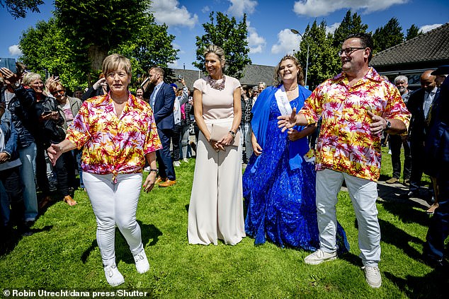 During her visit to the playground, she was accompanied by Miss 2024 of the annual Zevenbergschen Hoek Summer Carnival (second from right).