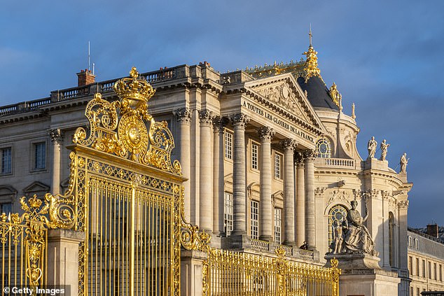 The Palace of Versailles has been evacuated and a security operation is underway amid reports that a dispute between two street vendors escalated when one pulled out a knife.