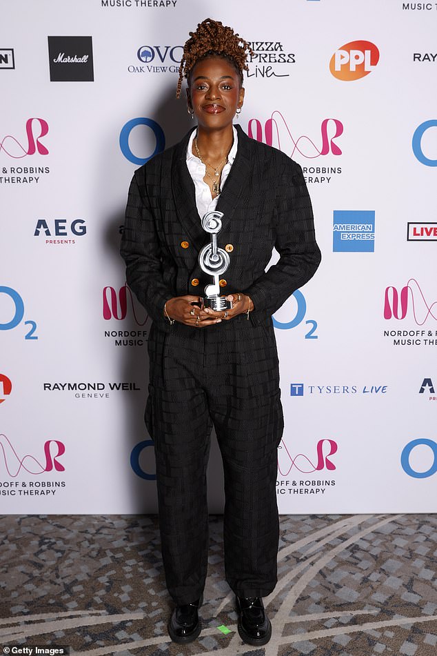 Cat Burns received the New Music Award at the ceremony