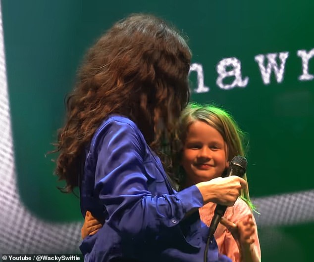 Mother and daughter shared a big hug after their duet.