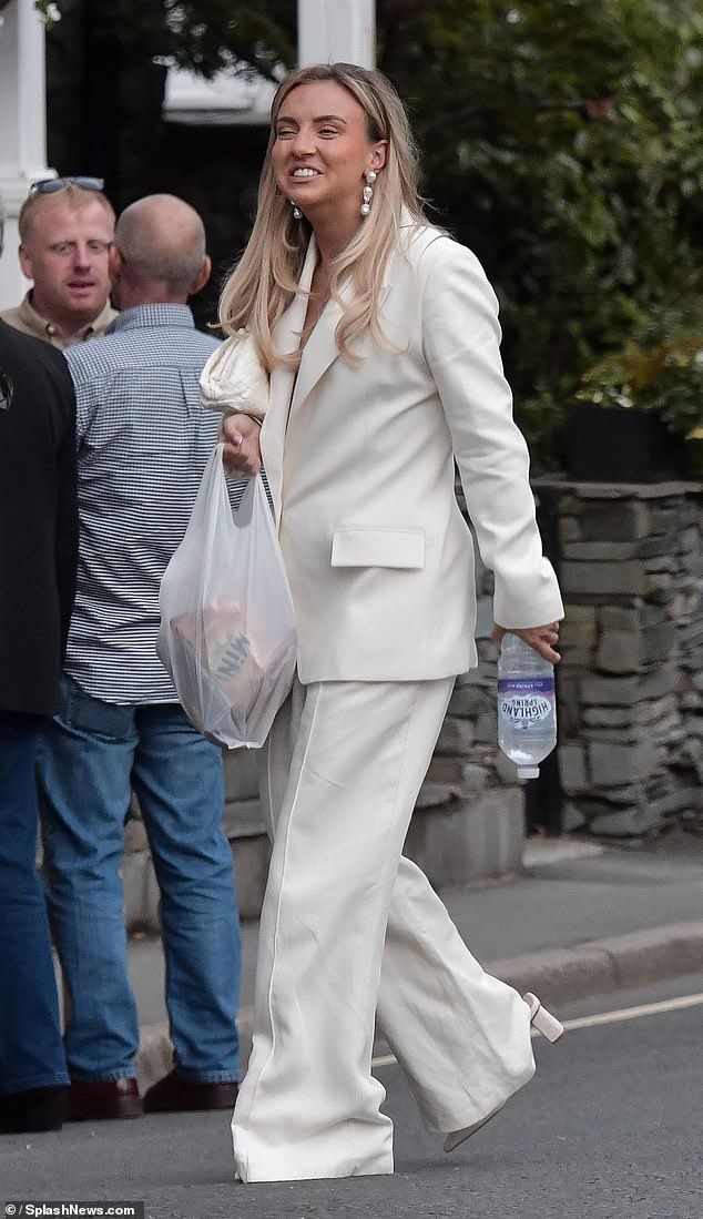 Meanwhile, her sister Zoe looked gorgeous as she wore a cream bodysuit over a white lace bralette.