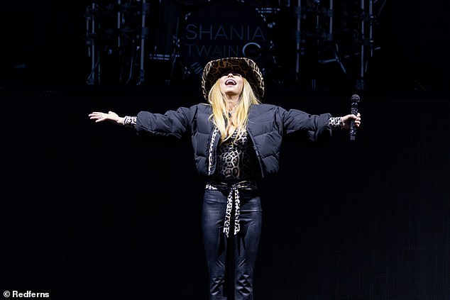 On Friday, Shania put in another spectacular performance at Chepstow Racecourse in south-east Wales.