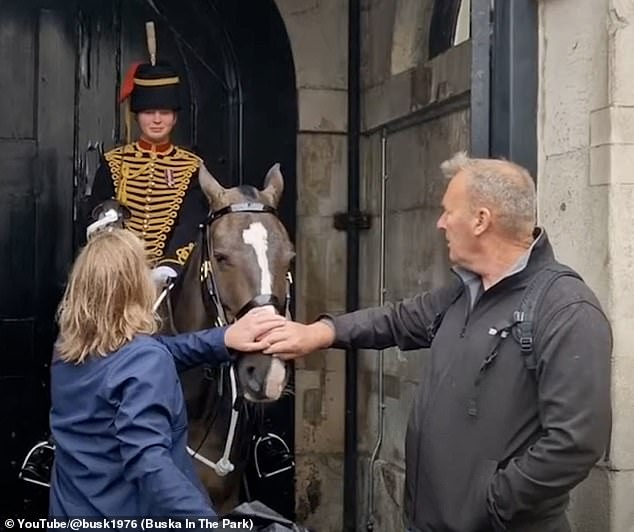 The soldier was surprised when her parents emerged from a sea of ​​umbrellas and jostling tourists to chat with her as she continued with her work.