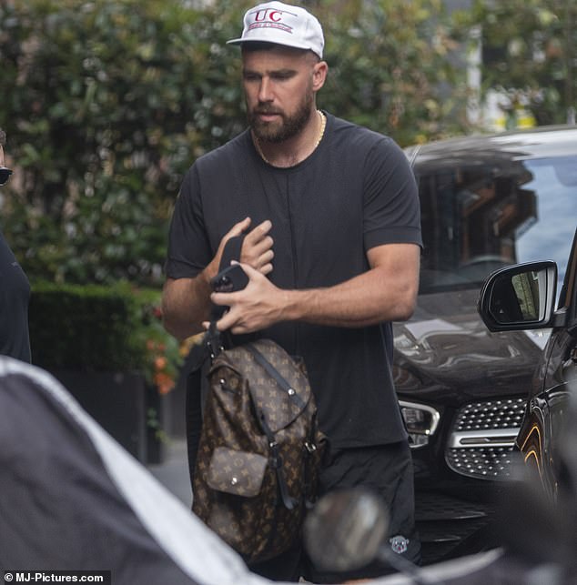 She also brought a Louis Vuitton backpack with her to the golf course on the course.