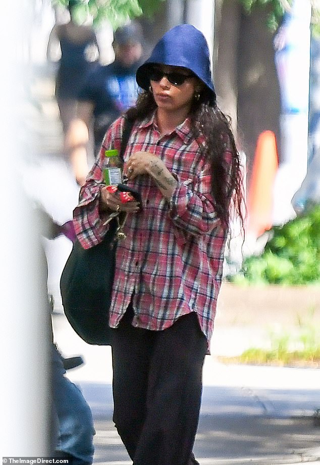 She paired the look with loose yoga pants and sandals while sporting a trendy pair of sunglasses.