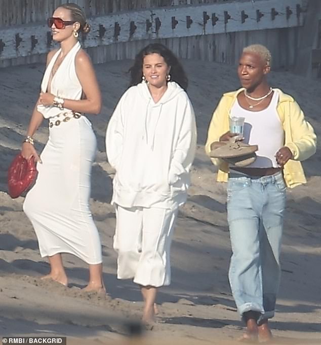 She was also surrounded by friends, with whom she was seen enjoying a walk on the beach in the middle of the sweltering Californian summer.