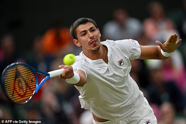 The Serbian faced the 1.96m Australian Alexei Popyrin, who has a perfect game on grass.