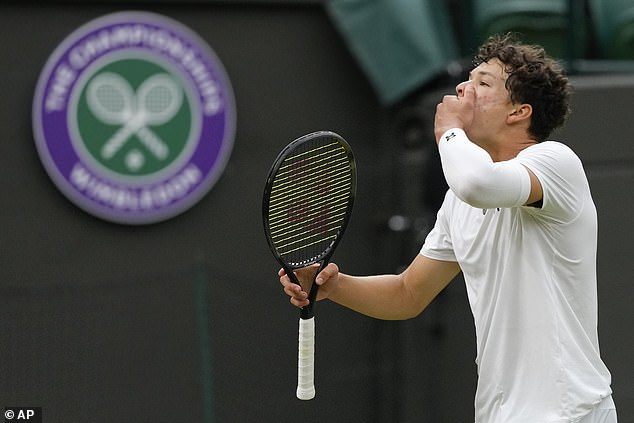 American Ben Shelton, with his great serve, was defeated in straight sets by Sinner on court number 1