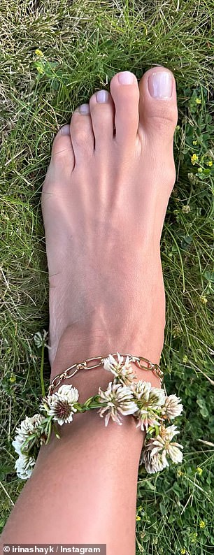 She showed off her artistic talent by creating her own daisy chain anklet using local flowers.