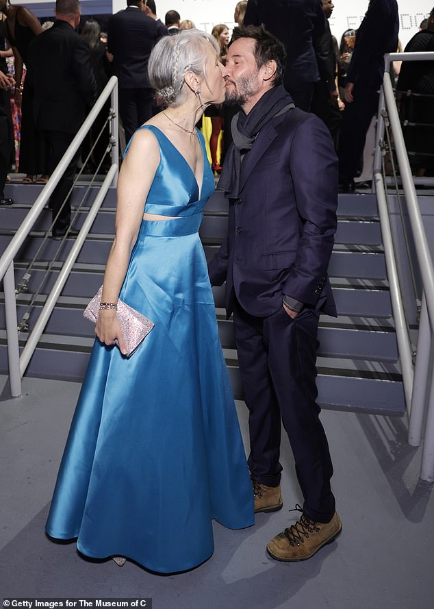 Keanu and Alexandra delighted photography fans with their affectionate display before sharing a tender kiss in the museum's foyer.