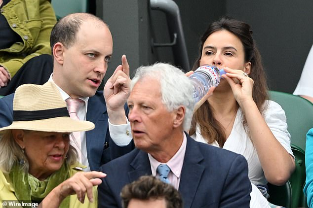 He was seen pointing out things for Sophie to look at, as the Peep Show actress took a sip of water today.