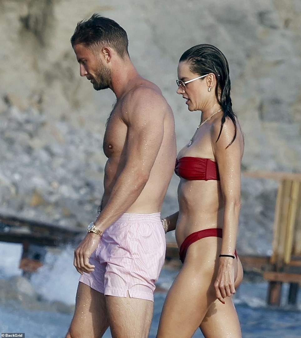 The supermodel, who has reportedly split from boyfriend Richard Lee, and Alexander cooled off with a swim in the ocean.