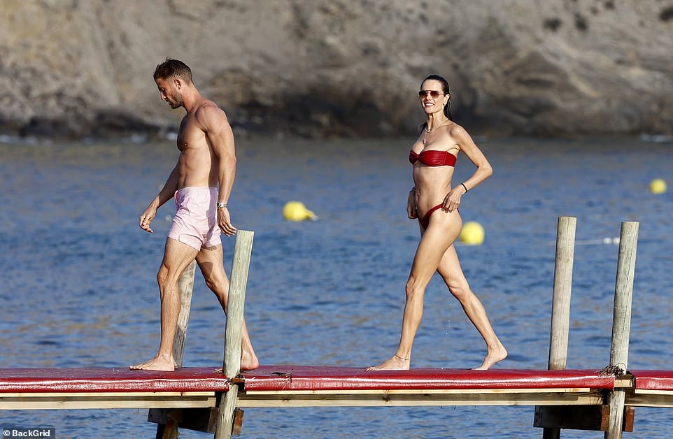 After enjoying a swim together, the duo returned to shore.