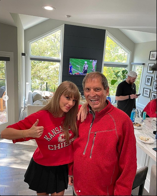 Kosar is photographed with pop star Taylor Swift before a 2023 Chargers-Chiefs game