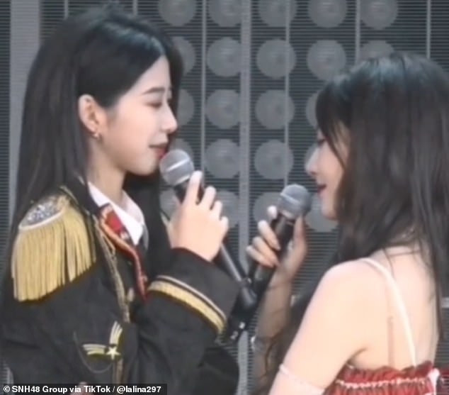 This year, XinYi (left) has teamed up with 22-year-old Wang YuChen (right) from GNZ48. GNZ48 is a sister group of SNH48.