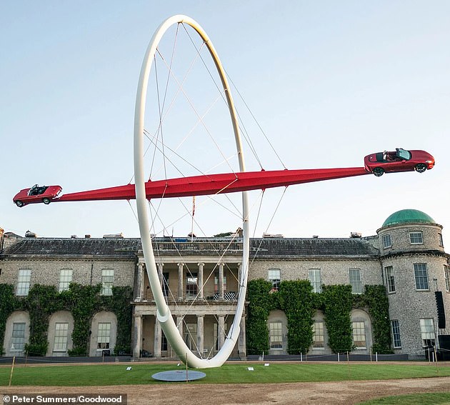 Gerry Judah's Festival of Speed ​​featurette shows two MGs flying in the sky in front of Goodwood House: an MGB and its modern predecessor, the new Cyberster.