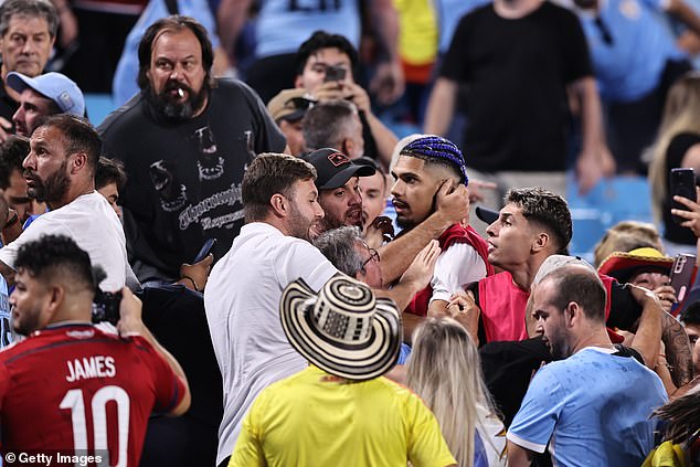 Ronald Araujo also entered the stands after Uruguay's defeat against Colombia in Charlotte