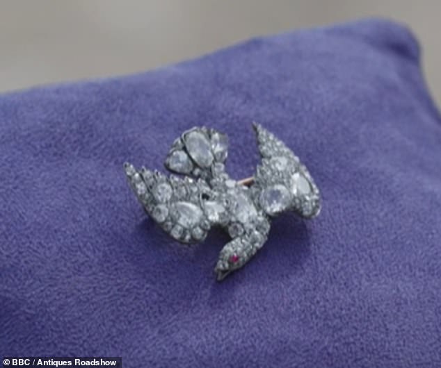 Expert Geoffrey Munn met with the guest, who revealed a brooch 