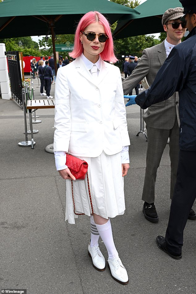 For a chic touch, Lucy wore a pleated skirt that highlighted her toned legs, paired with elegant shoes and high socks.