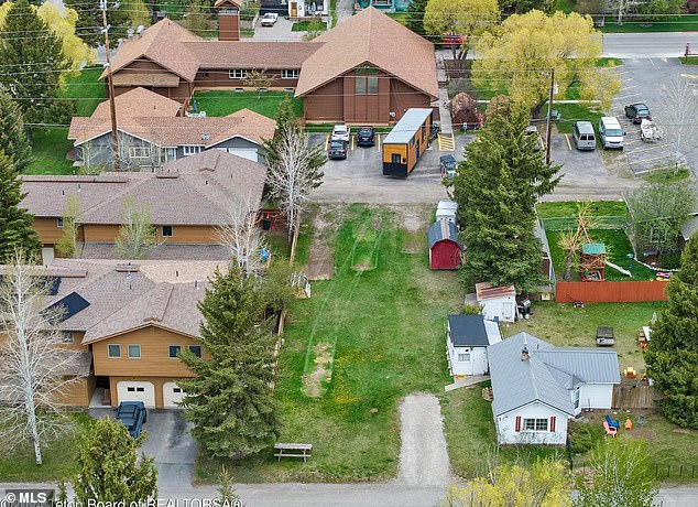 With access to both a street and an alley, a wealthy owner could build a three-story building with an apartment on each floor and parking in the rear.