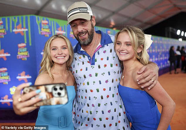 Sandler posed with 13-year-old twin actresses Mia Allan and Ella Allan.