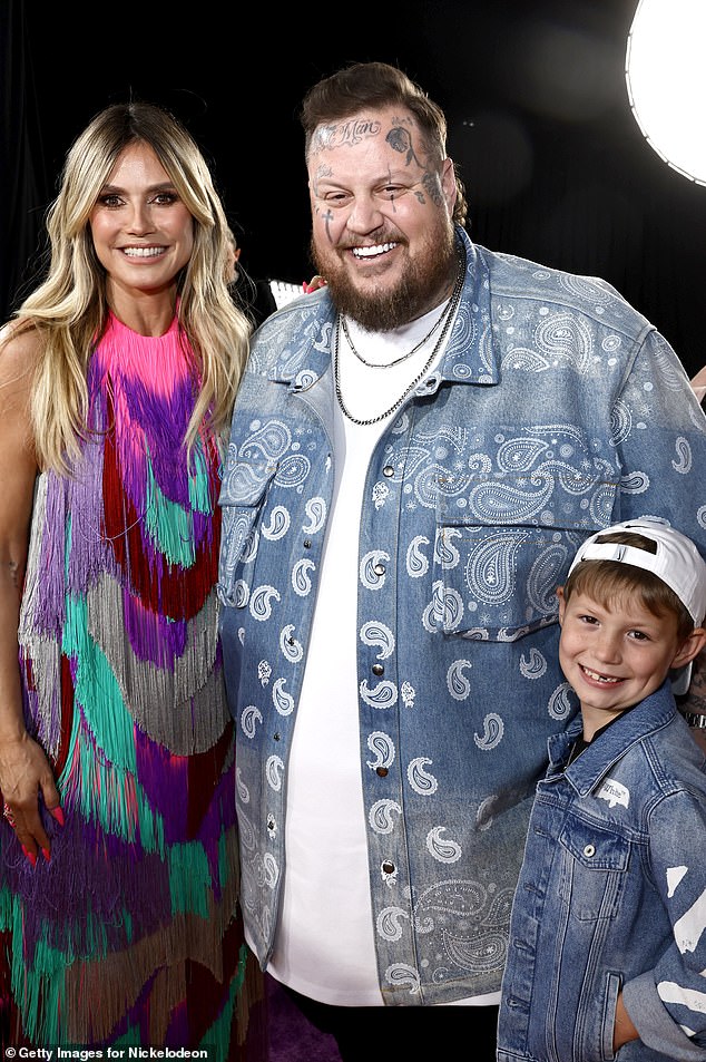 Jelly Roll presented an award onstage alongside supermodel Heidi Klum, resulting in the country singer being covered in slime.