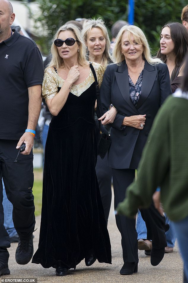 Kate and her mother arrived at the concert in their black outfits, and Kate hugged her as they headed to the VIP tent.