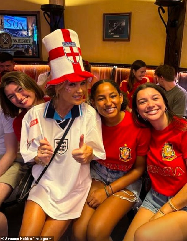 He posed with some Spanish fans while enjoying some drinks in a pub.