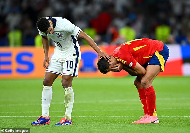 Jude Bellingham examines the Manchester City and Spain midfielder before heading down the tunnel