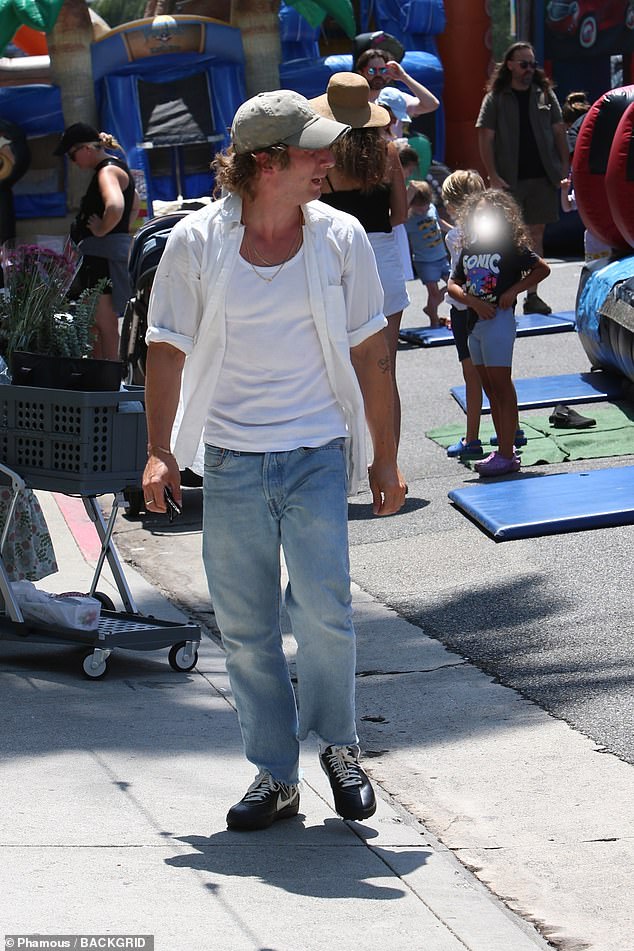 The Shameless alum drove his daughters in a green wagon to and from the farmers market, where the proud dad watched them enjoy the kid-friendly rides.