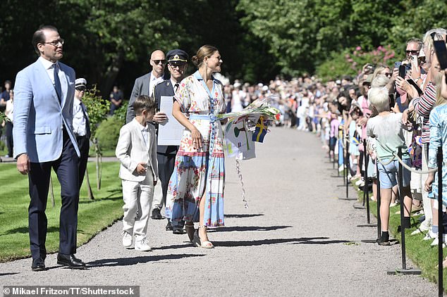 Before boarding her horse-drawn carriage, Princess Victoria greeted the huge crowd.