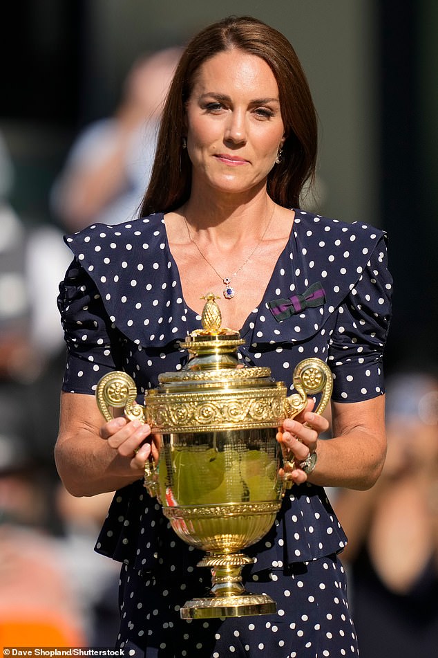 In 2022, she pinned the bow across her chest along with her navy polka dot Alessandra Rich dress.