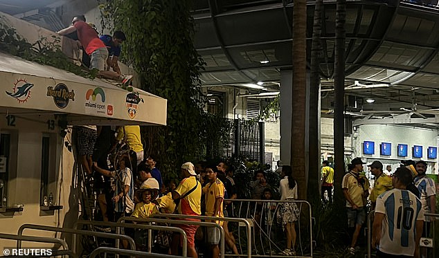 Fans use barricades as stairs to climb into Hard Rock Stadium