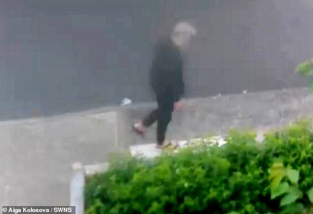 Dressed in a black sweatshirt, black leggings and matching flip-flops, the blonde offender walks away as if nothing had happened.