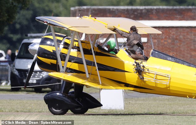 Tom, who has been a licensed pilot since 1994 and owns several aircraft, was flown by a crew member dressed entirely in green, suggesting the pilot will be removed from the scene.