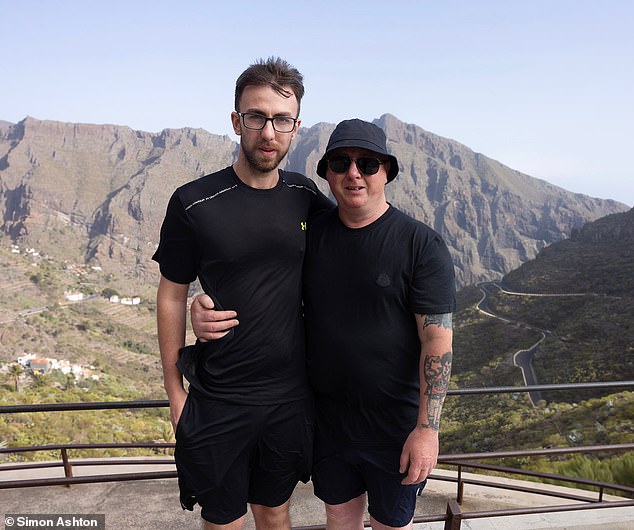 Jay Slater's father, Warren Slater, and brother Zack Slater appear in Masca to watch and help with the search.