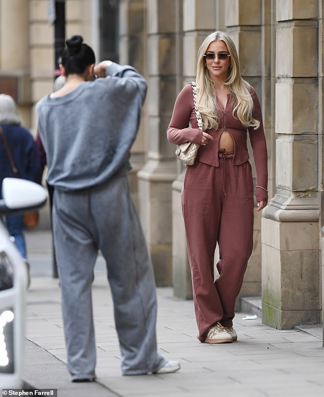 The stylish ensemble consisted of a long-sleeved zip-up T-shirt and a pair of high-waisted flared sweatpants.