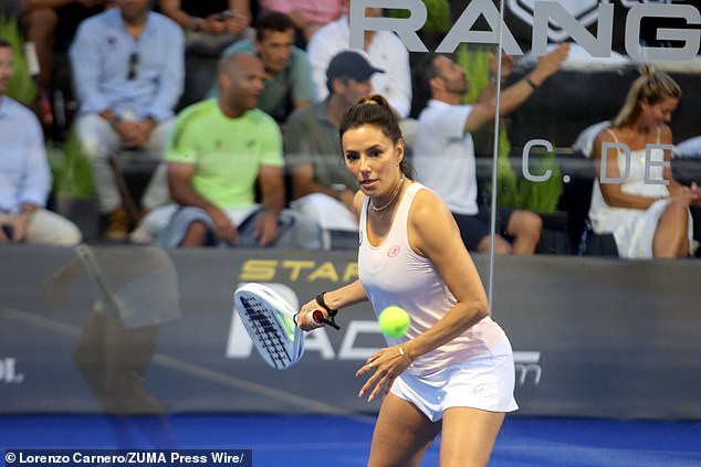 However, during the tournament, Eva showed her more daring side and complemented her look with a silver chain choker and a pair of small hoop earrings.