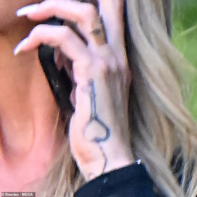 The star showed off her tattooed hand, which appeared to be being removed, and her ring-less finger.