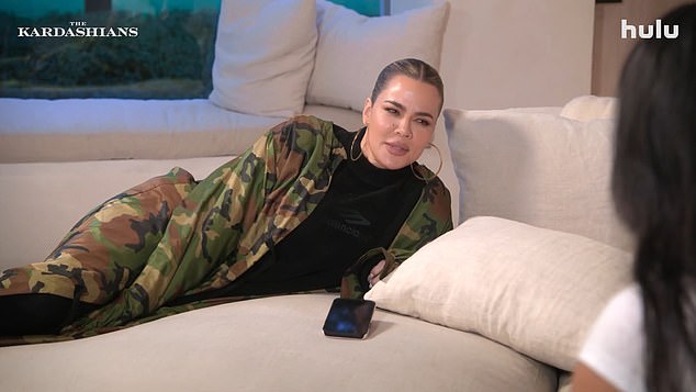 Kim arrives home after seeing a doctor for her injured fingers and finds Khloe there, as Kim, 43, tells Khloe, 40, about her therapy session.