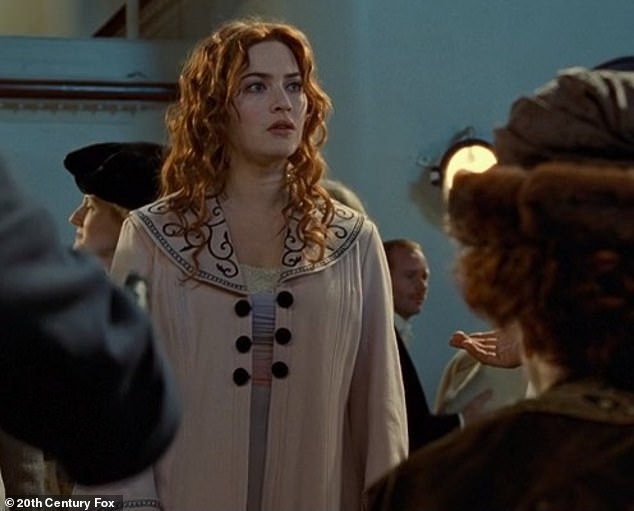 Rose continues to keep her coat on as she heads to a lifeboat with her mother and fiancé Cal, before fleeing once she realizes that Cal has arranged for Jack to go down with the Titanic.