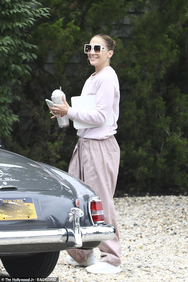 Previously, Jennifer was seen wearing a lilac sweatshirt, which she wore when she left